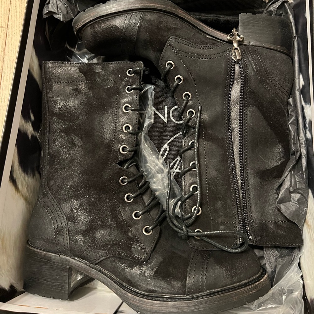 NIB Donald J Pliner Women Gayora Combat Boots Black Suede (size 6)